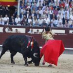 Pase de pecho del madrileño a un astado de Parladé en Las Ventas