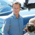 Cameron llegó en helicóptero al hospital francés de Hyeres