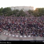 La ópera más representada de la historia sacó ayer a la calle en España a miles de enamorados del drama de Verdi, que aplaudieron a rabiar viéndola como "hermanas pequeñas"del Real a través de pantallas gigantes.