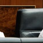 La vicepresidenta primera del Gobierno y la vicepresidenta económica, ayer, en el Congreso