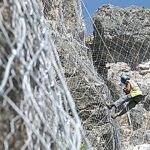 Una red de alambre para evitar desprendimientos en la carretera