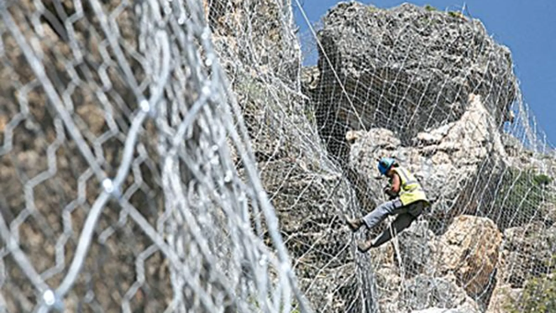 Una red de alambre para evitar desprendimientos en la carretera