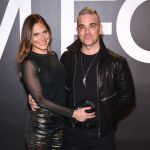 Robbie Williams y Ayda Field.