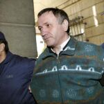 Santiago del Valle, encarcelado por la muerte de la pequeña Mari Luz Cortés, custodiado por miembros de las Fuerzas de Seguridad del Estado