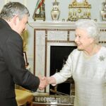 Gordon Brown junto a la Reina Isabel II