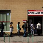 Cola ante una oficina de empleo 