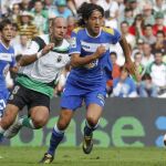 El centrocampista del Getafe CF, Daniel Parejo (d), se marcha del centrocampista del Racing de Santander, Gonzalo Colsa (c), en presencia del centrocampista azulón Víctor Sánchez,