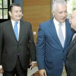 Rosario Soto, Antonio Sanz, Javier Arenas y Juan Jesús Vivas, ayer en la sede regional del PP andaluz