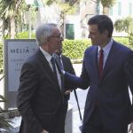 El líder del PSOE, Pedro Sánchez, acompañado del presidente del Círculo de Economía, Antón Costas (i), a su llegada hoy a la segunda sesión en las jornadas empresariales económicas que organiza el Círculo de Economía en Sitges (Barcelona).