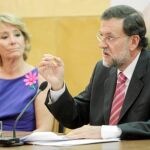 Rajoy y Aguirre, ayer, en el Congreso de la Empresa Familiar de Madrid