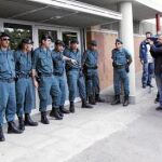 Imagen de la Guardia Civil custodiando el Ayuntamiento de Santa Coloma cuando estalló el caso Pretoria