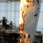 Una prueba realizada por Pastor en su estudio quemando su obra