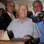 Imagen de archivo del 12 de septiembre de 2010, de Kenan Evren, votando en un referendum en Ankara