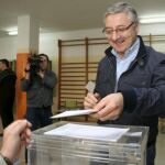 El ministro de Fomento, José Blanco, ejerce su derecho al voto en el colegio Paradai de Lugo