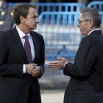 José Luis Rodríguez Zapatero, conversa con el alcalde de Madrid, Alberto Ruiz-Gallardón, a su llegada hoy a la plaza de Lima