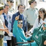 Carlos Mamani, boliviano, triunfante a su llegada al hospital