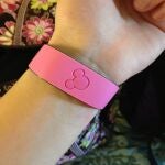 MagicBand, una pulsera que actúa como entrada, tarjeta de crédito, llave del hotel y otras funciones, en los parques de atracciones de Disney