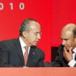 El presidente de México, Felipe Calderón, conversa con el presidente del Banco Santander, Emilio Botín