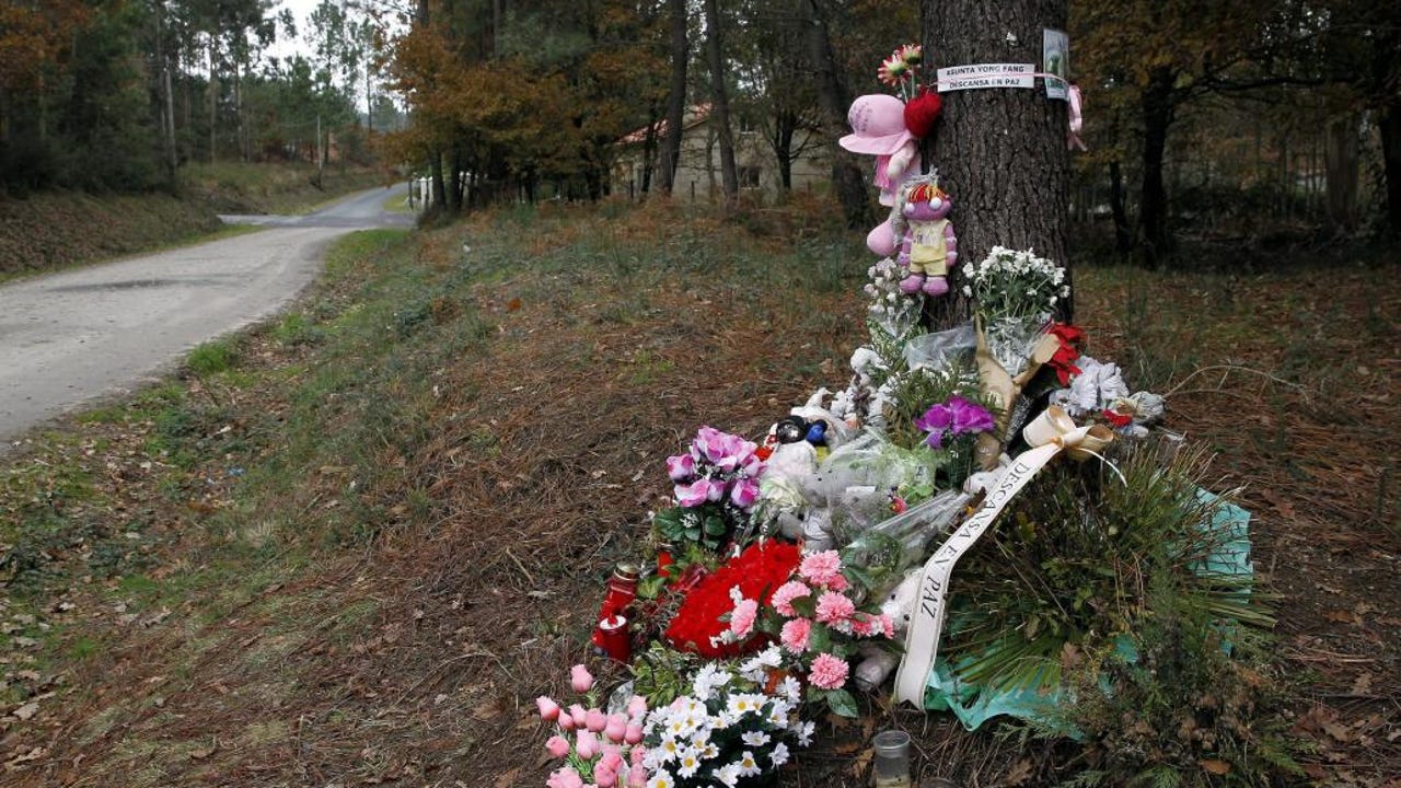 Los vecinos depositan flores en el lugar en el que apareció Asunta Basterra: en estas fechas habría cumplido 25 años