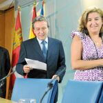 José Antonio de Santiago-Juárez, en rueda de prensa, junto a José Manuel Jiménez y María Jesús Pascual