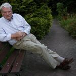 El polémico historiador británico David Irving, conocido por su negación del Holocausto, visita los alrededores del antiguo cuartel de los nazis "Hochwald", en Pozezdrze,