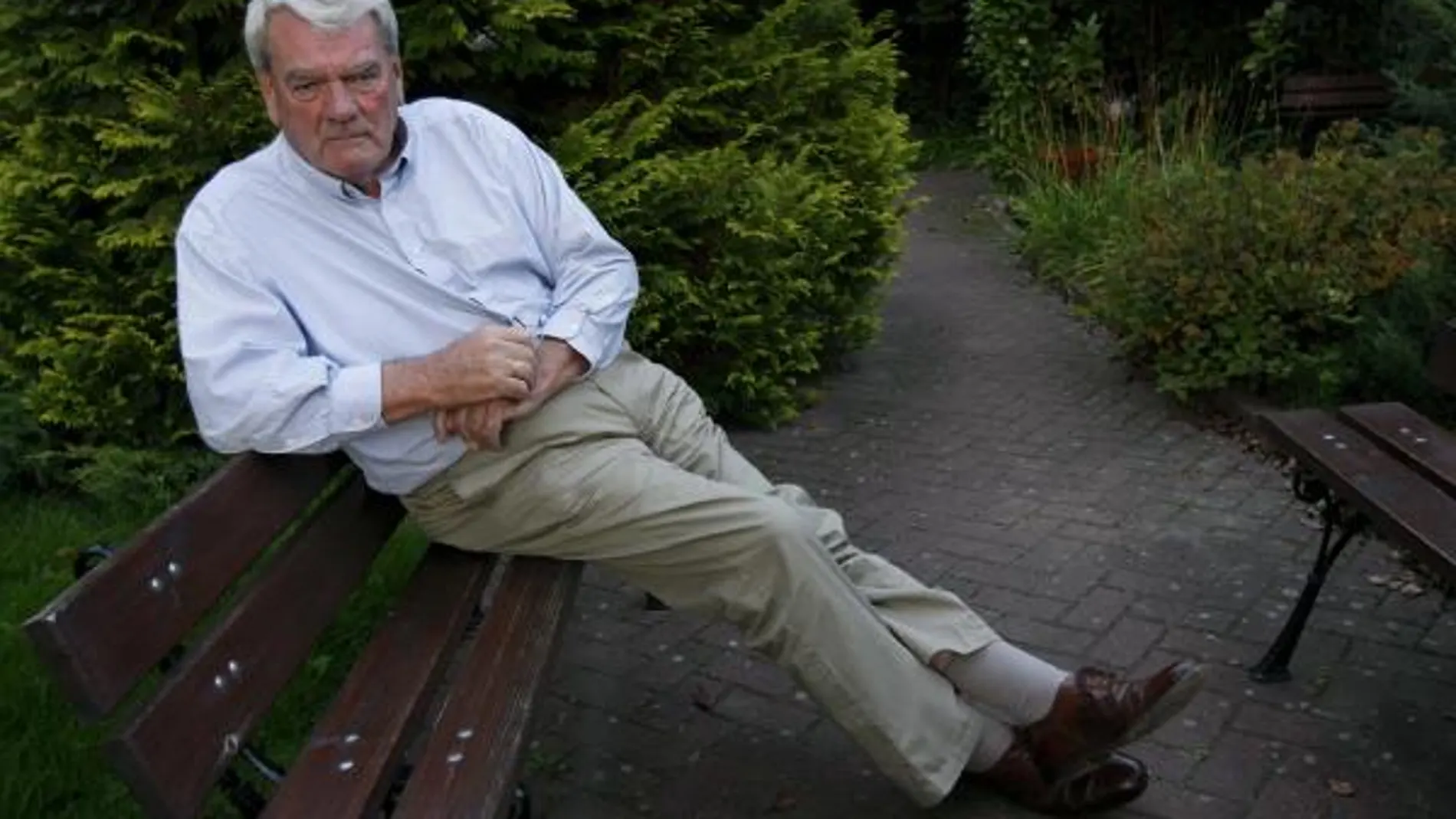 El polémico historiador británico David Irving, conocido por su negación del Holocausto, visita los alrededores del antiguo cuartel de los nazis "Hochwald", en Pozezdrze,