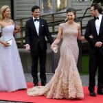 La princesa Magdalena de Suecia, su hermano el príncipe Carlos Felipe, y su hermana la princesa Victoria de Suecia, junto a su prometido Daniel Westling, llegan a la cena de gala