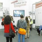 Barceloneses hacen cola en el punto de votación de los Jardinets de Gràcia, donde hubo incidencias