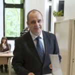 El portavoz del grupo parlamentario del PNV, Joseba Egibar, tras presentar ante el registro de la Cámara vasca la candidatura de Juan José Ibarretxe a lehendakari