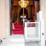 Dos plataformas elevadoras facilitarán el acceso de los diputados en silla de ruedas al hemiciclo del Parlament