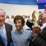Alfonso Ussía celebra el liderazgo en la Copa del Mundo de fútbol besando el trofeo conseguido por el equipo español en presencia del seleccionador nacional, Vicente Del Bosque