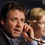 El actor neozelandés Russell Crowe (izq) y la actriz australiana Cate Blanchett dan una rueda de prensa de presentación de su película "Robin Hood"