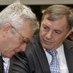 El ministro italiano de Finanzas, Giulio Tremonti, junto a su homólogo de Luxemburgo, Jeannot Kercke