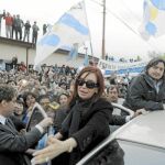 La presidenta argentina fue recibida por una multitud en Río Gallegos el viernes