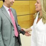 El consejero de Familia, César Antón, saluda a la ministra Trinidad Jiménez