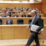El ministro de Hacienda, Cristóbal Montoro, ayer en el Senado