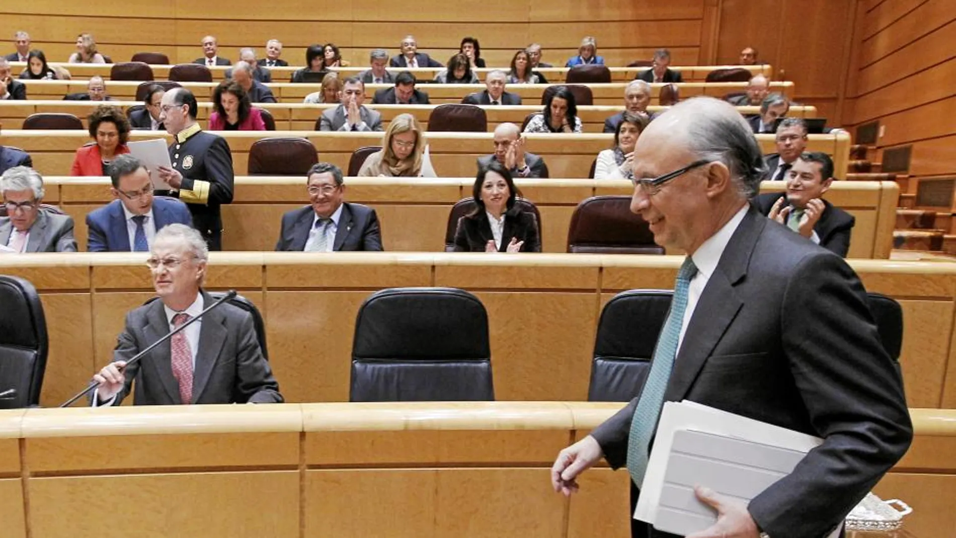 El ministro de Hacienda, Cristóbal Montoro, ayer en el Senado