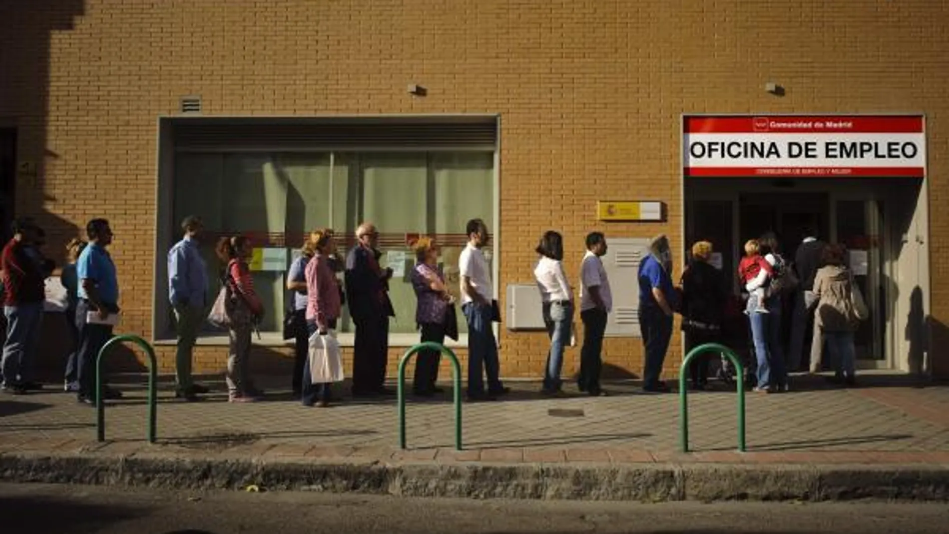 Foto de desempleados haciendo cola en una oficina del INEM