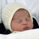 La pequeña Carlota con el gorrito elaborado en España