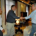 El presidente de la Comunidad, Ramón Luis Valcárcel, estrecha la mano al alcalde de Villanueva, José Luis López