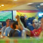 EN PLENA CALLE. Cualquier rincón era bueno ayer para interesarse por el resultado del partido. Los goles de España cogieron a muchos de camino a casa o antes de la cita con amigos para animar a la selección