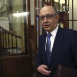 El ministro de Hacienda, Cristóbal Montoro, a su llegada a la sesión de control al Gobierno