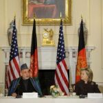 La secretaria de Estado de EE.UU., Hillary Clinton (d) y el presidente afgano, Hamid Karzai (i), charlan durante la sesión de apertura del diálogo que los dos países van a mantener