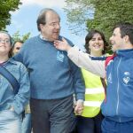 Herrera escucha a varios discapacitados mientras camina en la Marcha Aspanias, celebrada ayer en Burgos
