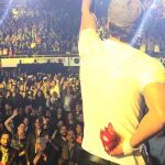 Pese a sufrir una aparatosa herida en la mano, el cantante continuó con el concierto