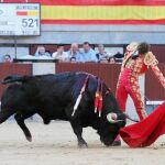 Eugenio de Mora ejecutando un bonito natural a su primer astado de la tarde