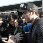 Higuain a su salida del aeropuerto de Barajas, donde aterrizó hoy