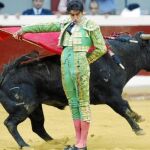 Miguel Ángel Perera instrumenta una bernardina en el coso donostiarra