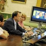 El alcalde, junto a Maribel Montaño y José Luis Escolar; de fondo, imágenes de la película