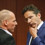 El ministro de Finanzas griego, Yanis Varufakis, conversa con el presidente del Eurogrupo, Jeroen Dijsselbloem, durante a reunión de los ministros de Economía